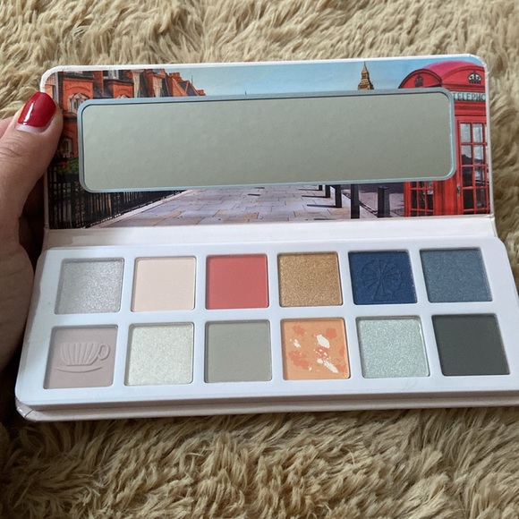 🆕 essence welcome to London eyeshadow palette - Picture 2 of 4